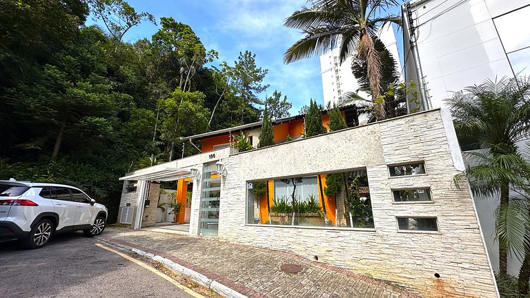 House with Pool near Ferris Wheel – Balneário Camboriú