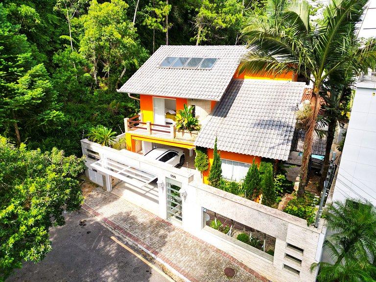 House with Pool near Ferris Wheel – Balneário Camboriú