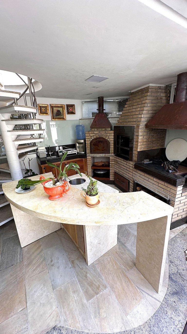 Casa com Piscina Próxima à Roda Gigante - Balneário Camboriú