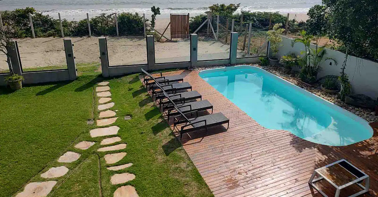 Casa frente al mar c/ piscina cerca de Beto Carrero