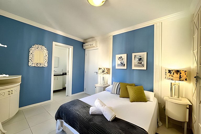 Balcony with Barbecue Grill | Central Area 2 Suites | CURTA1