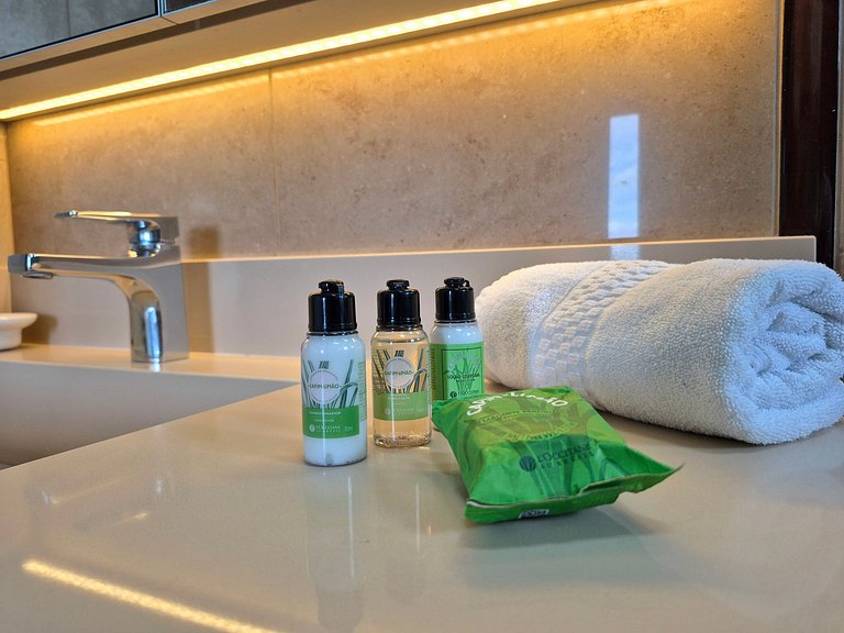 Charmoso Frente Mar Barra Sul |2 Quartos |CURTA163