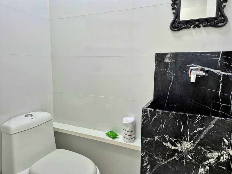 Sophisticated & Spacious 3 Suites Central |CURTA175