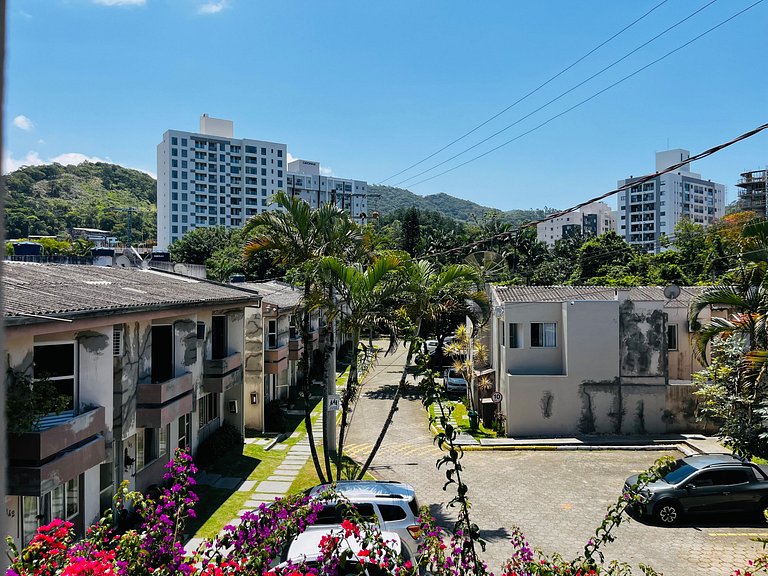 (221) Casa Condomínio |Praia Amores & Brava | Pátio e Gramad