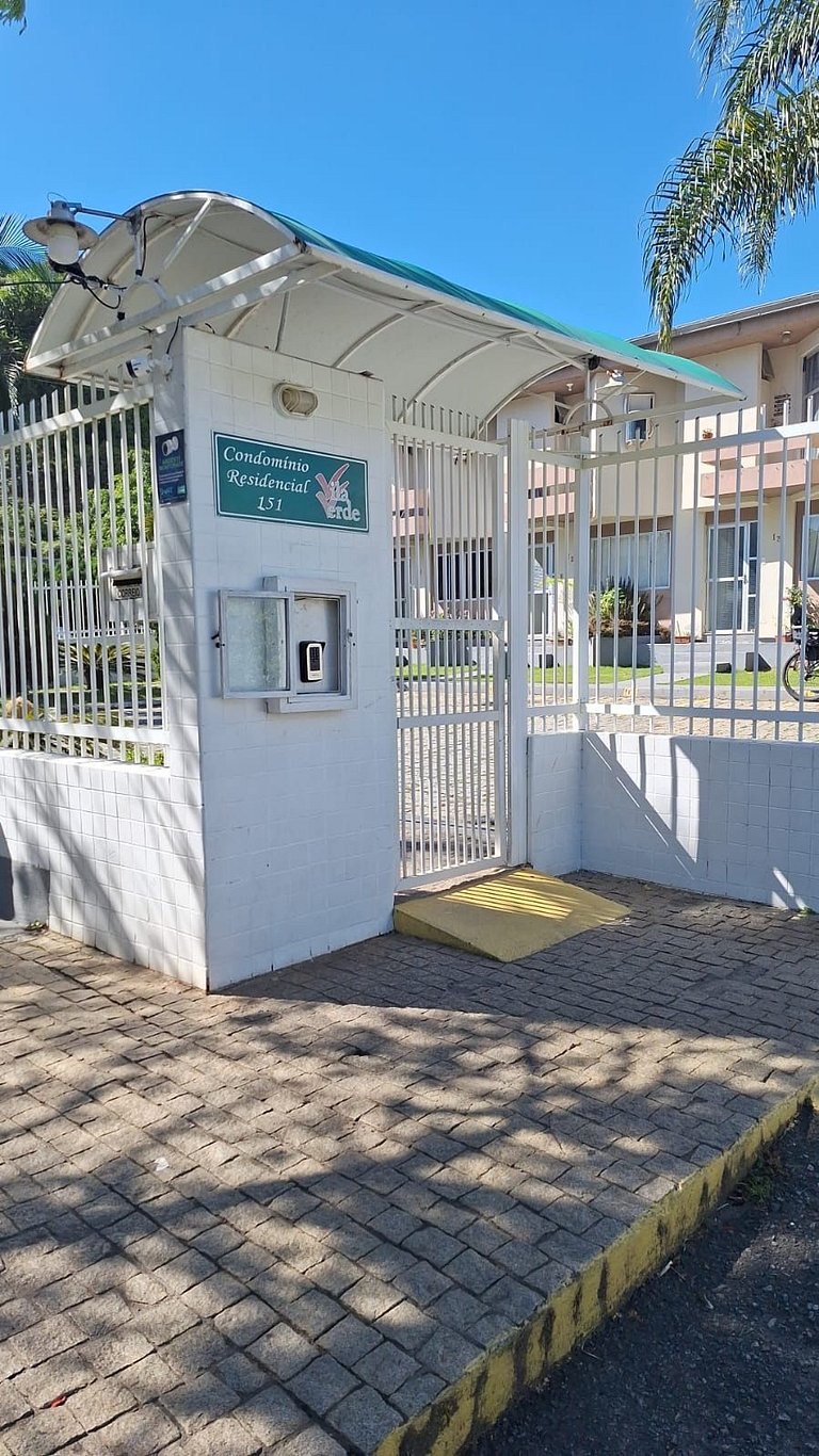 (221) Casa Condomínio |Praia Amores & Brava | Pátio e Gramad